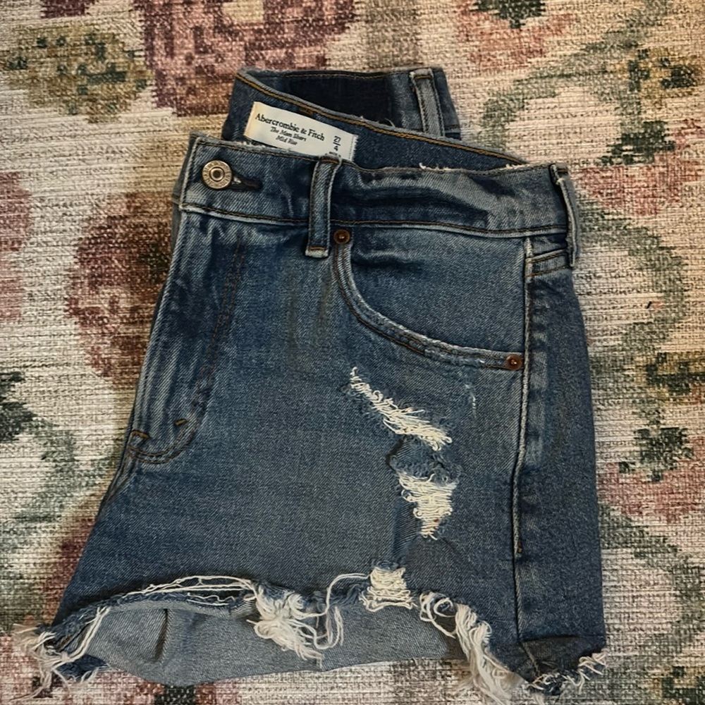 A&F curve love mom short